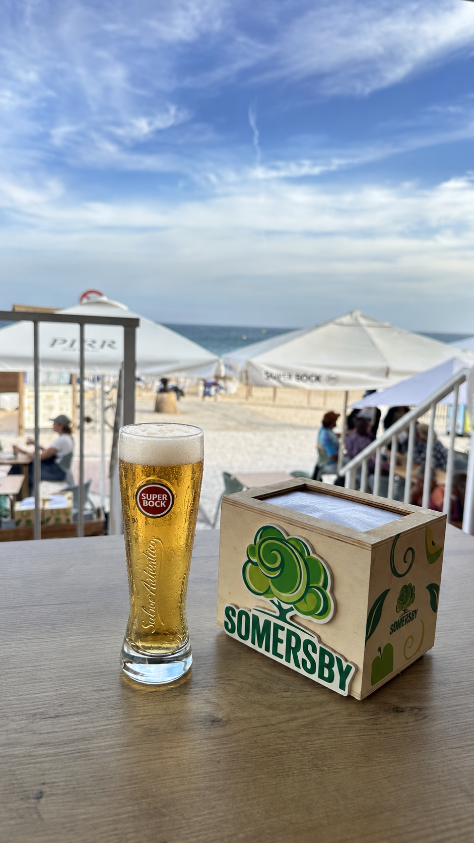 Imperial Super Bock na mesa com a praia ao fundo